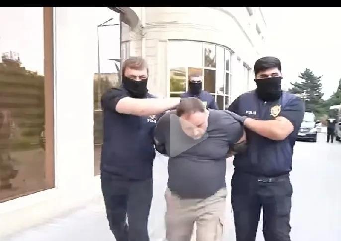 你没看错，这就是阿塞拜疆警察扭送俄罗斯驻阿的大媒体《俄罗斯卫星通讯社》主编的场面