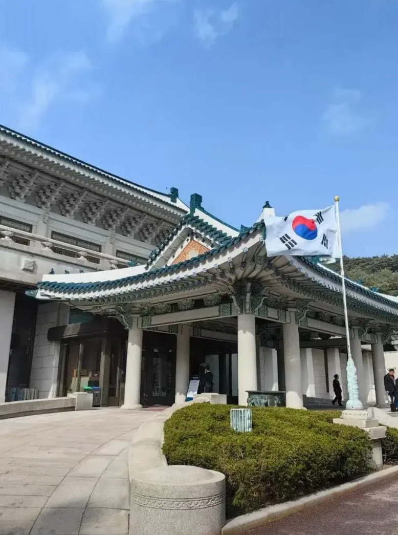 李在明新官上任就放大招，二话不说把总统办公室搬回青瓦台。原以为是搞人设玩宣传，结