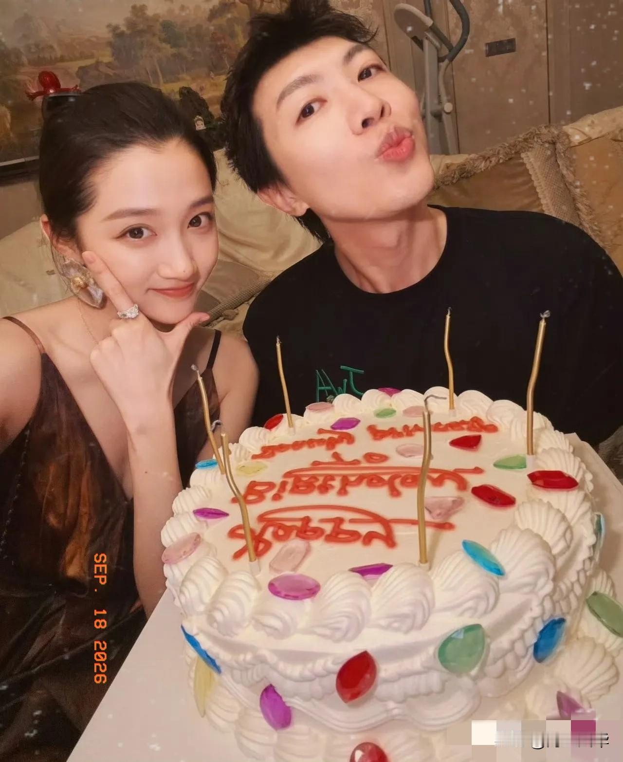 9月17日，关晓彤29岁庆生照，没想到始终陪伴在关晓彤身边的人会是他，高强！