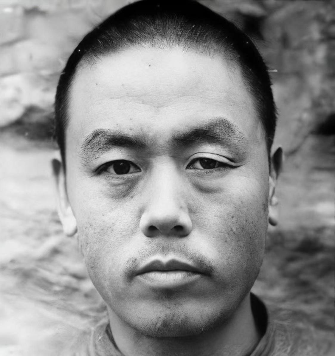 一个披着老实农民外衣的恶毒特务，居然在村里安稳藏了6年。谁能想到，扯下这张画