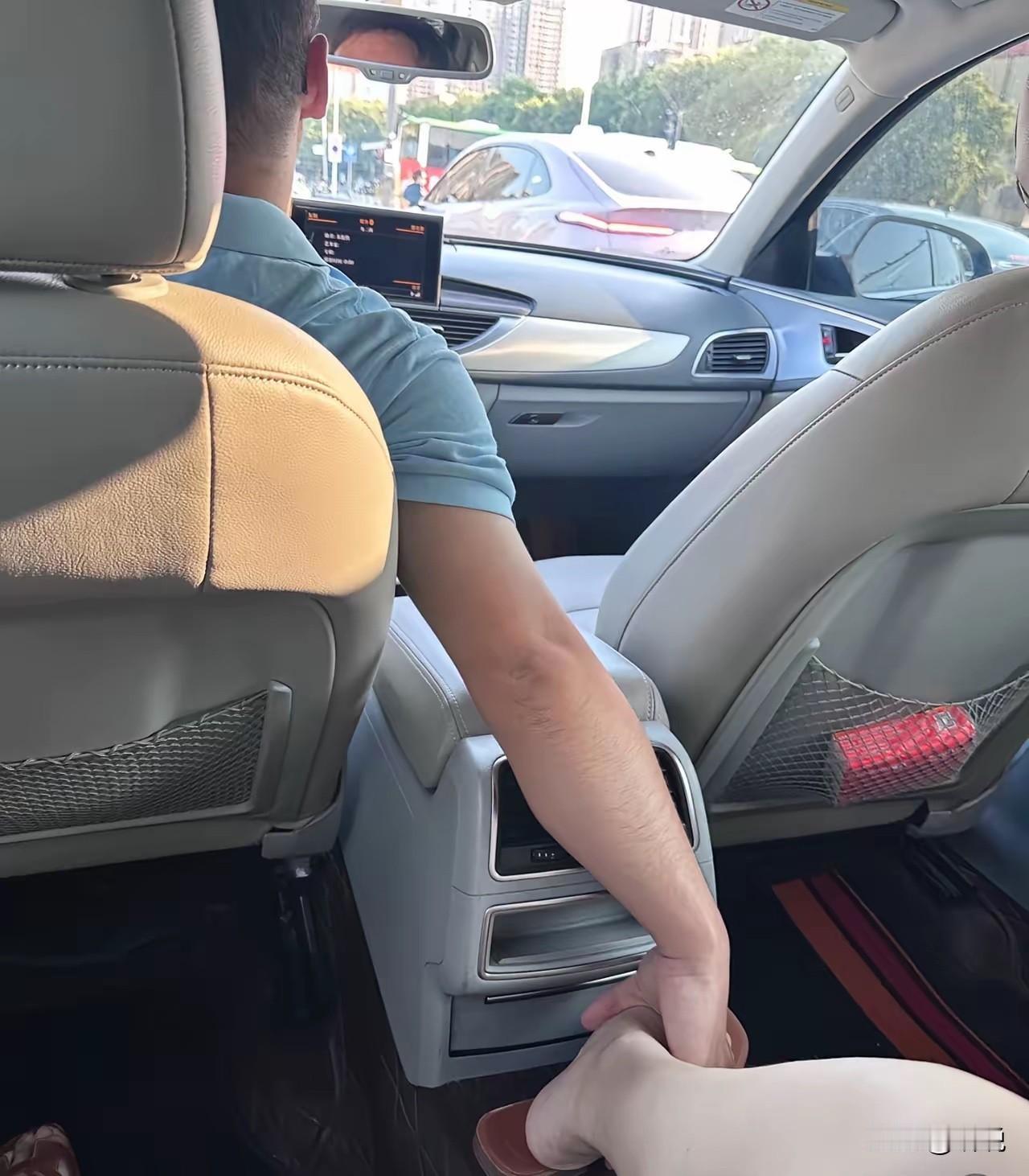 夫妻感情有多好，才能这样，开车都要拉着脚