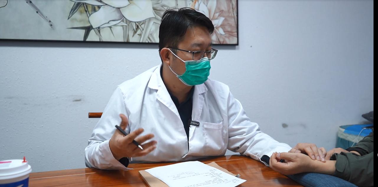 吃了三年降压药血压还是降不下来？摸摸脖子两侧，可能问题不在血压门诊来了一位45