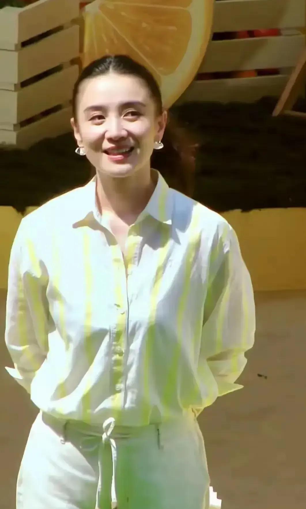 万万想不到娱乐圈中还有这么清新脱俗的人别的女明星参加活动，都是高档礼服，名