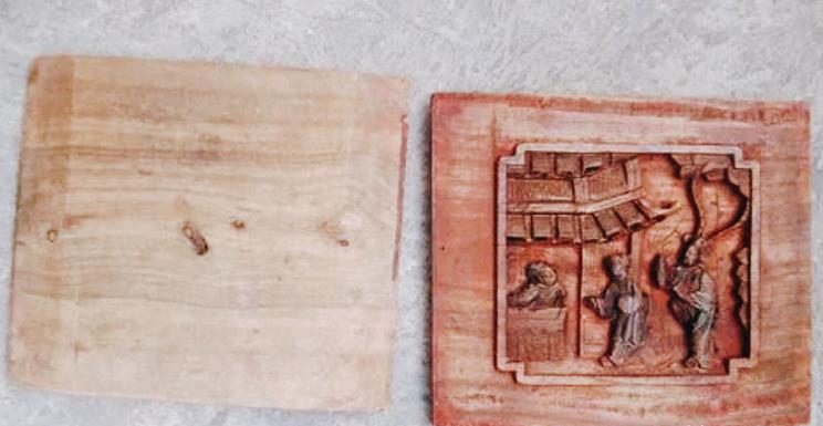 1998年，一农妇切完猪肉后冲洗切菜板，一坐席的男子看周围没人，偷偷塞给农妇20