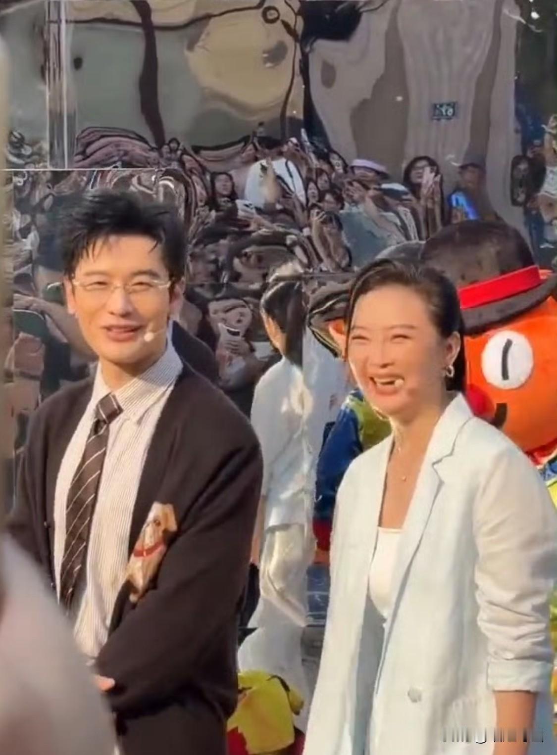 不得不说，黄晓明这颜值是能扛的。你看，“晴格格”都已经老了，可“萧剑”却还那么年