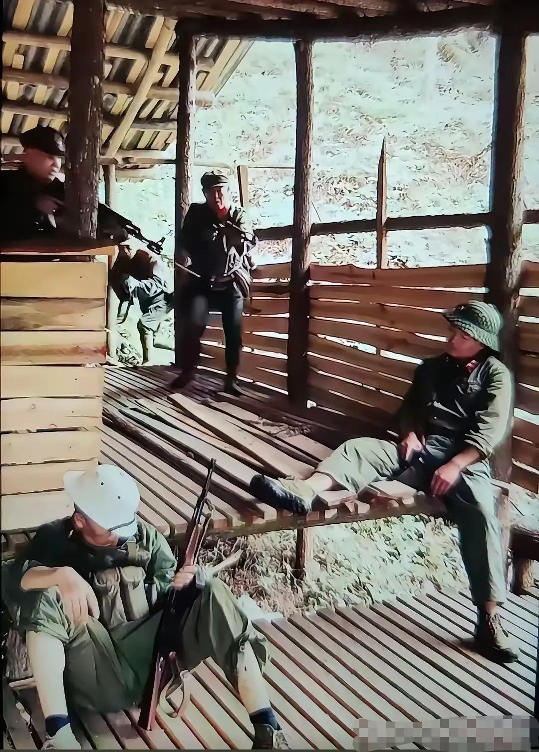 在对越自卫还击战中，我军经常抓“舌头”有时候悄悄潜入敌人营地，图片中这两名越军还