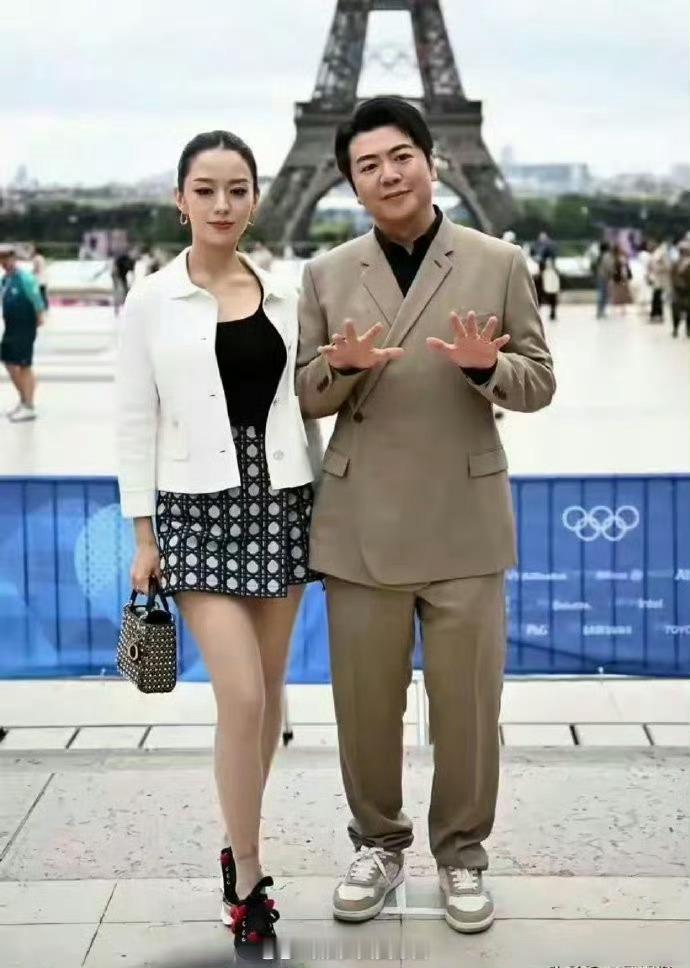 郎朗不愧是钢琴家，连拍照都做这个手势！​​​