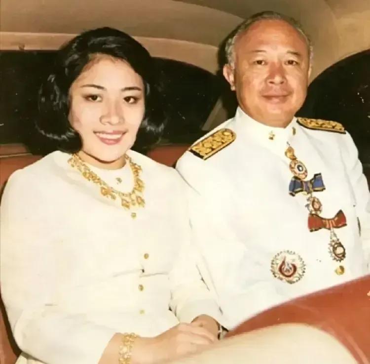 泰王玛哈和表妹颂妃也曾相爱过，当年的颂妃温婉娇羞，美如一朵莲。只是花心玛哈的爱