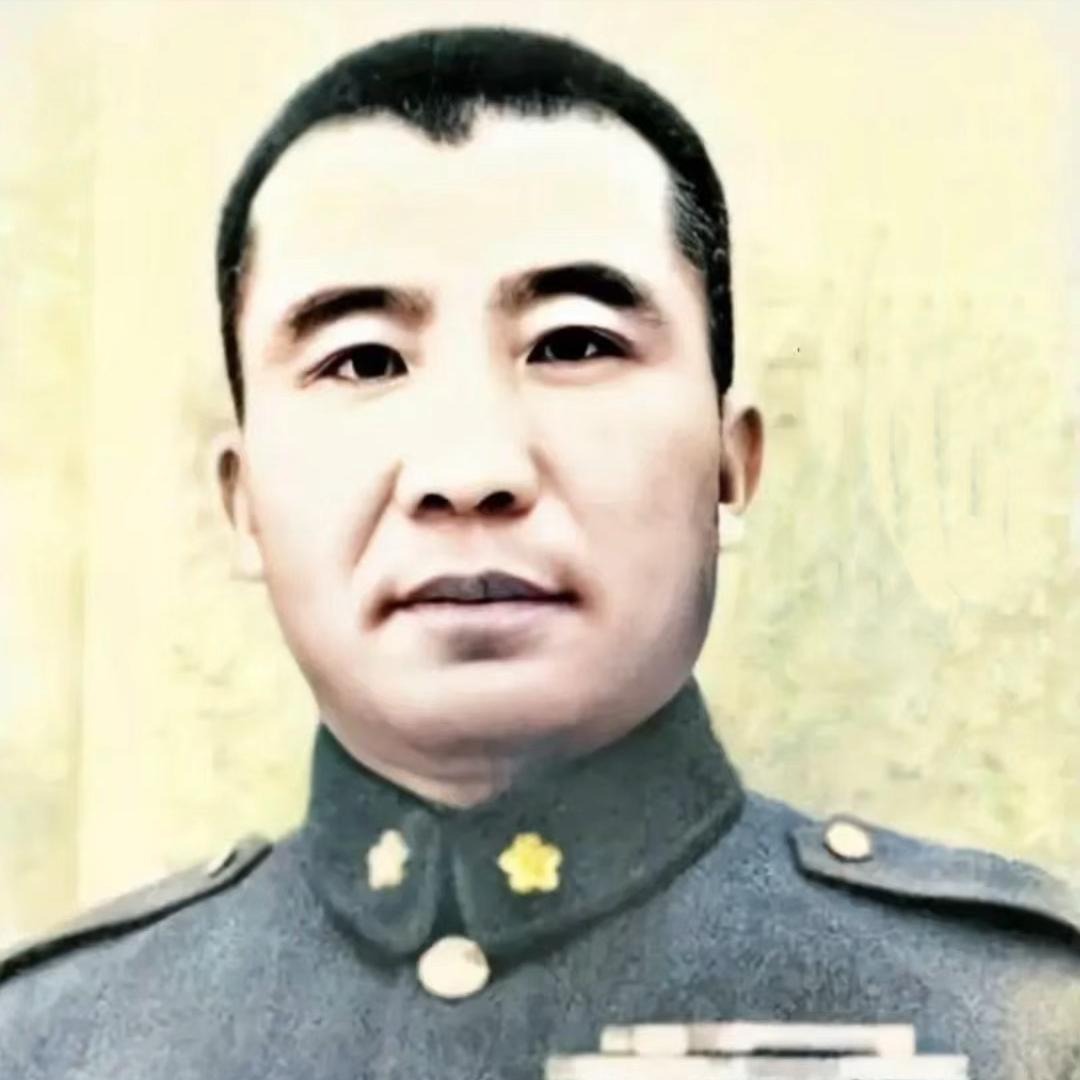 1935年，王耀武俘虏了一个红军师长，审讯时发现对方衣衫破烂不堪，浑身上下只搜出