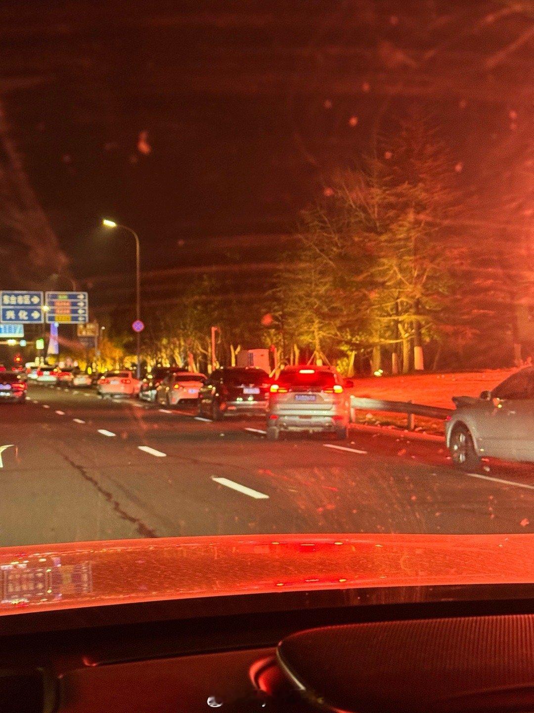 这趟春节自驾游经历了各种堵车，很多是因为车进不去服务区而排队到主路影响了主路通行