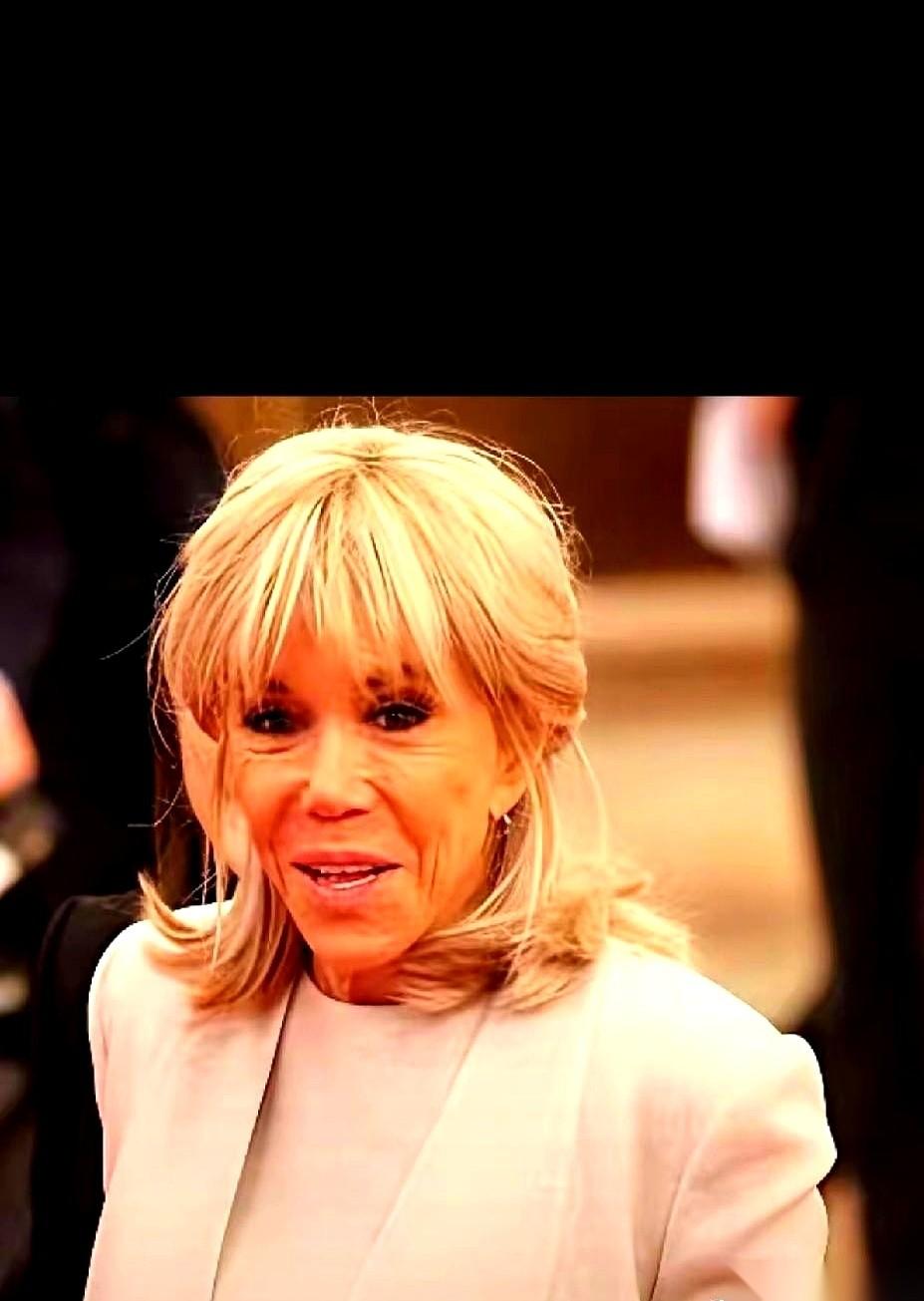 一个72岁的女人，穿着得体的套裙，踩着细高跟，站在一个47岁的总统老公身边。全