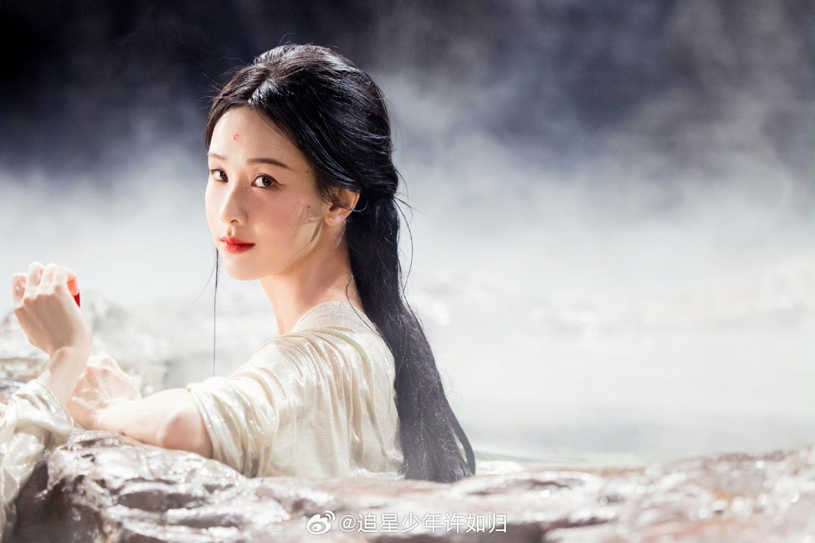 陈都灵人美到极致就会有种鬼感完全认同！陈都灵的美不是那种明艳张扬的类型，清冷又