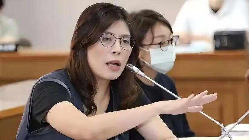 谁能想到，一个在岛内民调里被无情踩到4%谷底的“垫底王”，竟然只用了不到72小时