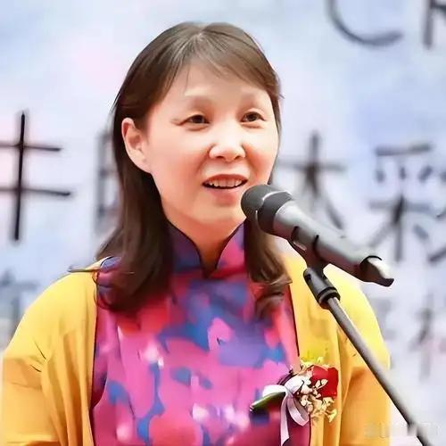 杜建英如今这么尴尬，说白了就是宗庆后太高估自己在宗馥莉心里的分量了，以为父女情深