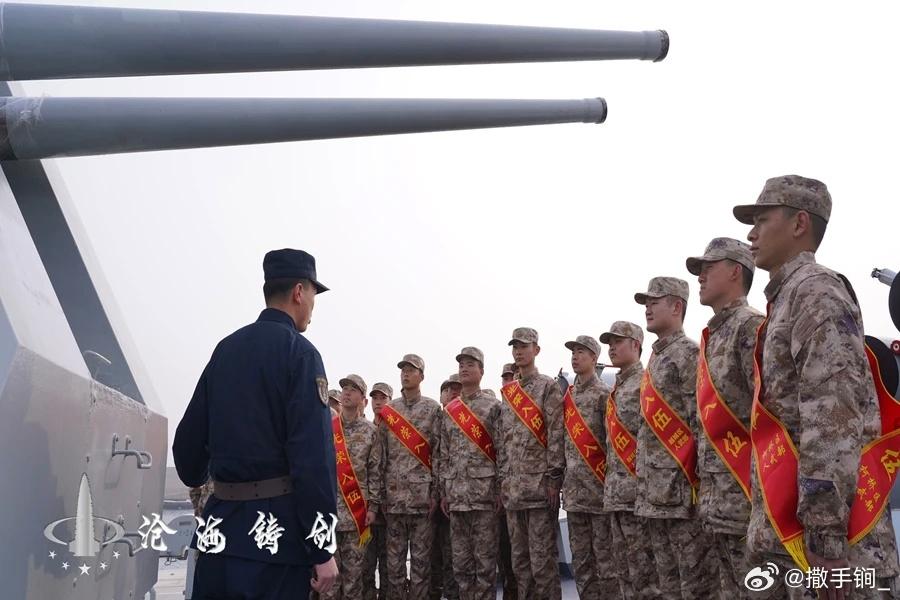 海军试验基地新兵参观试验舰大队的053H3型护卫舰，521嘉兴舰或524三明舰。