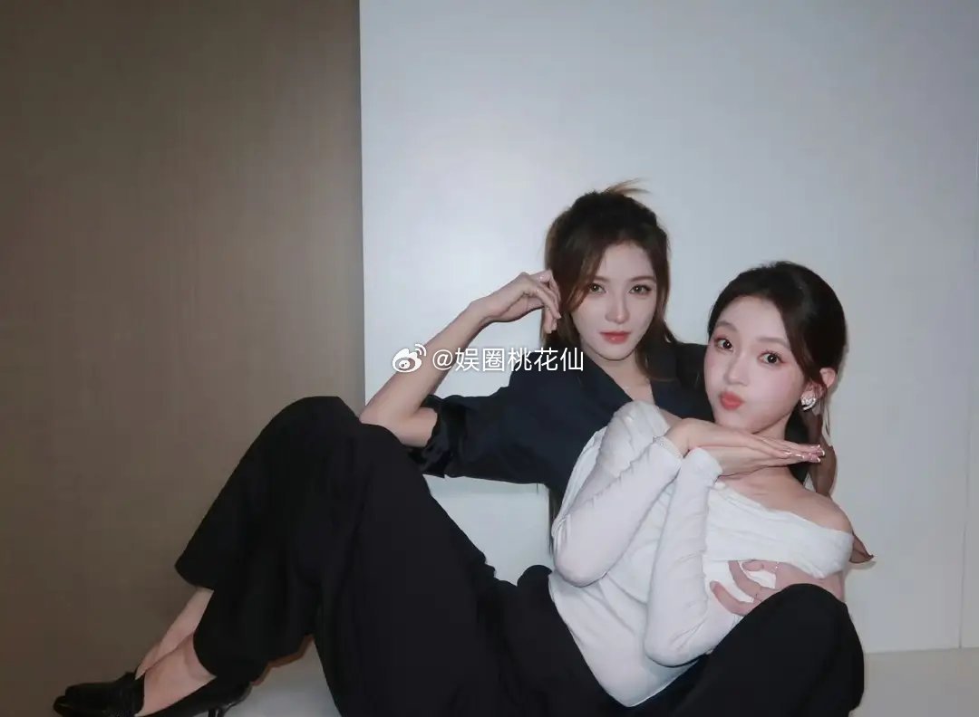 陈瑶张予曦同框自拍刷屏！一柔一艳各美其美，明艳大气，耀眼迷人