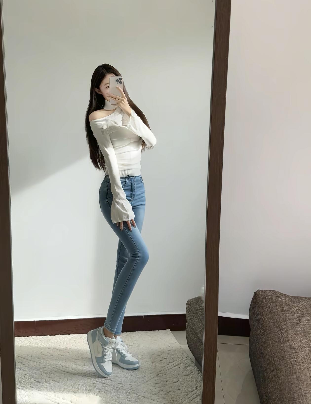 白色露肩上衣+蓝色牛仔裤,清新自然,轻松出街!👗👖👟