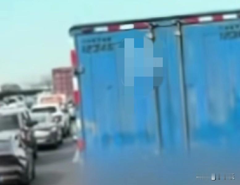 2月9日，G42沪蓉高速江苏常州段多车辆发生碰撞，其中一辆货车侧翻，侧翻货车上拉