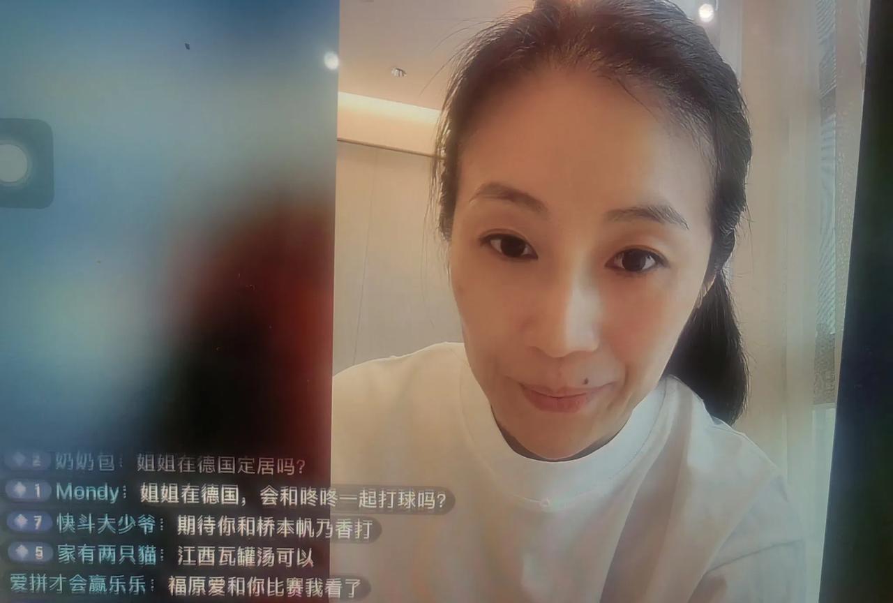 刷到韩莹在线直播，回答了网友一些问题。有人问：你和莎莎在巴黎奥运会打8强赛时紧