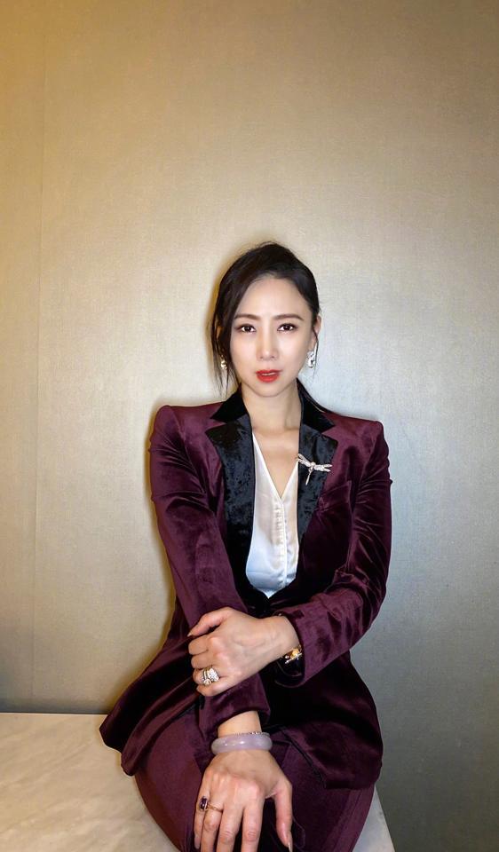 一条肉色丝袜能穿三十年，你敢信？五十七岁的翁虹最近亮相，酒红丝绒西装下还是那双