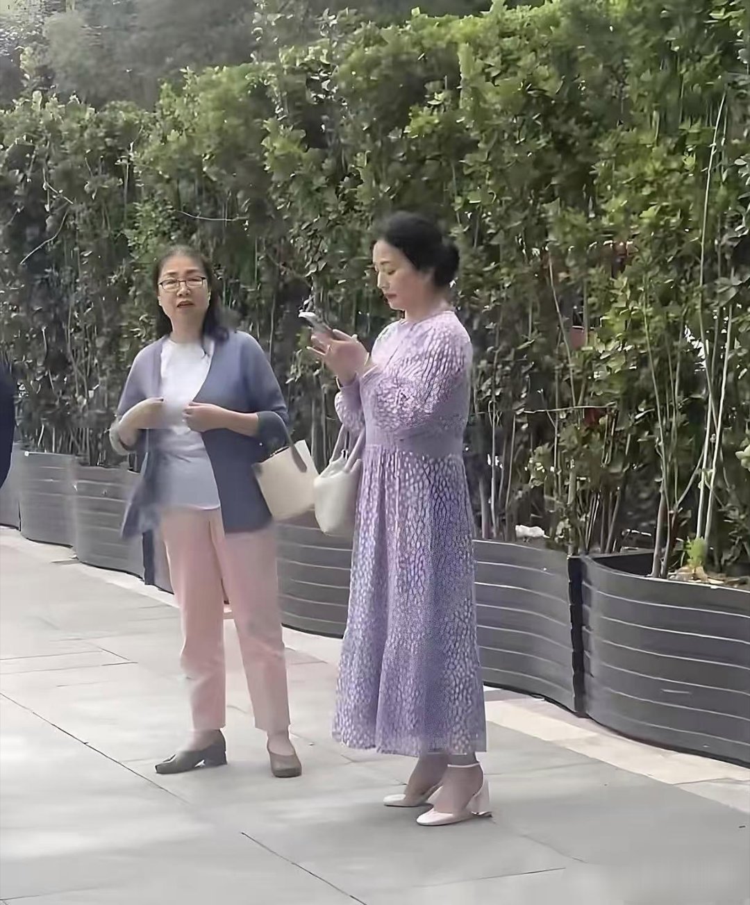 天呐！刘亦菲妈妈被偶遇，都65岁了，还是美得不像话！太让人羡慕