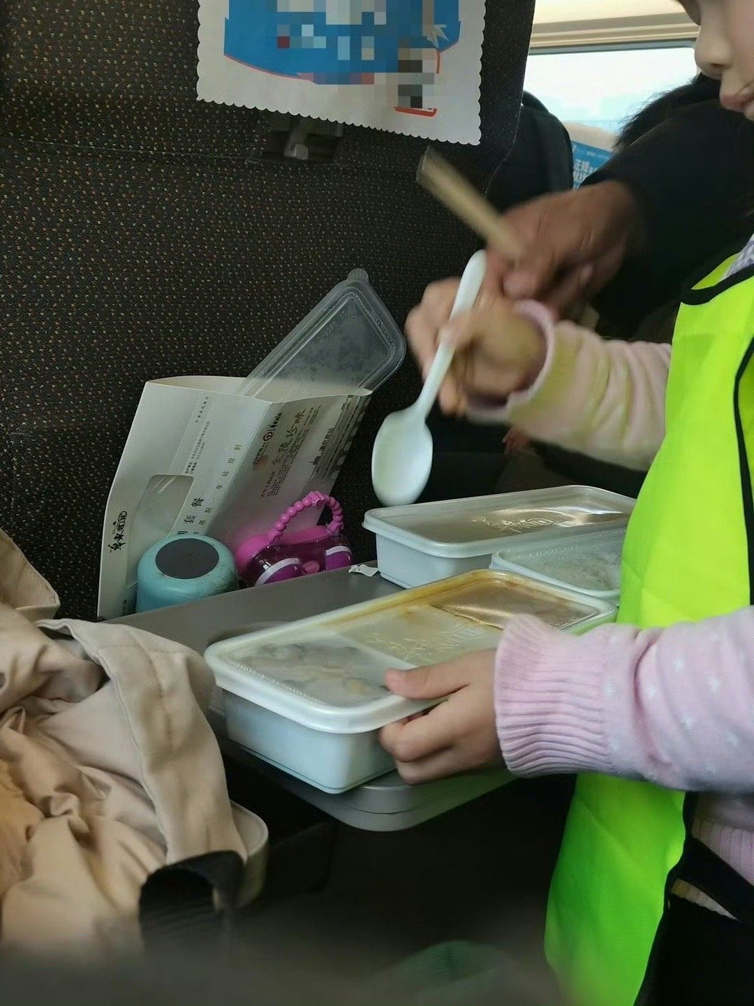 终于知道高铁盒饭受众是谁了