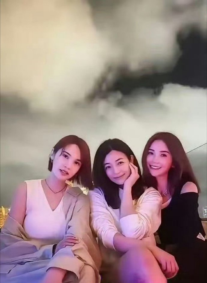 原来她们三个是好闺蜜，李荣浩要守住爱情啊！蔡卓妍离了，陈妍希离了，杨丞琳结婚不生