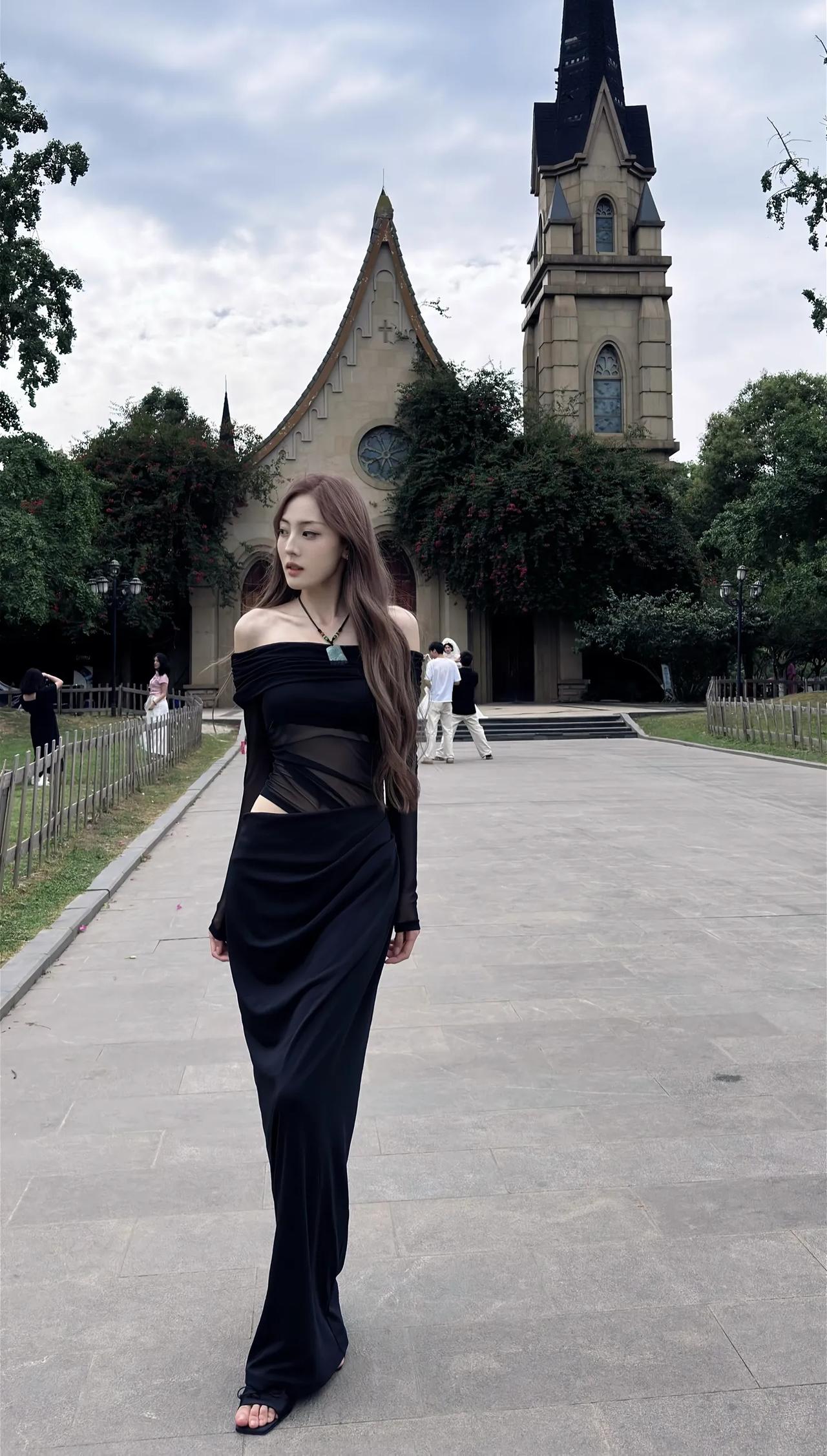 哥特式教堂前的优雅黑裙少女，复古与现代的完美融合。