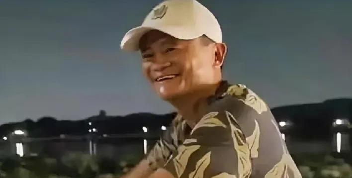 7月17日晚，马云现身西湖边，骑着一辆价值1.85万元的Brompton折叠自行