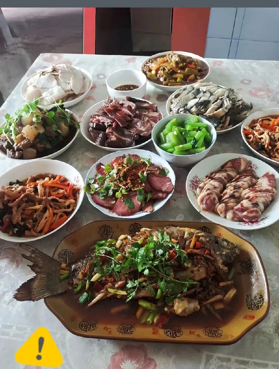 婆婆一直帮我带孩子，今天是他的生日。一大早，我就去菜市场买了很多的菜。回来就马不