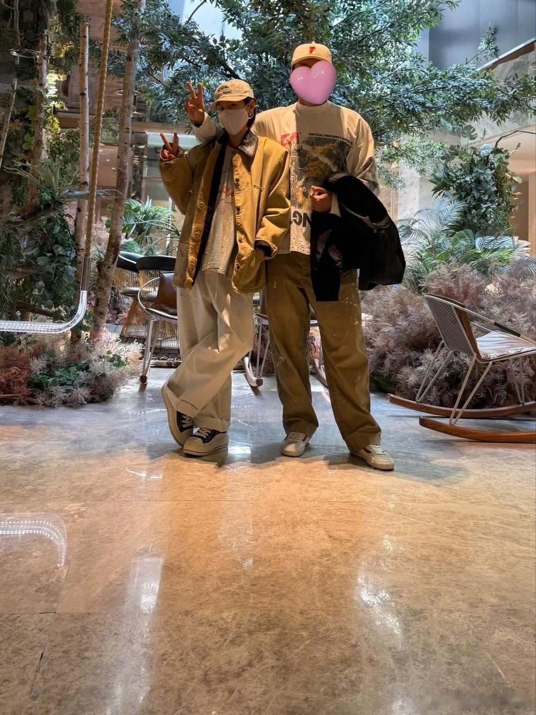 孙艺珍分享了儿子拍摄的夫妻外出约会照，发文：儿子拍照越来越有模有样了📸虽然偶尔