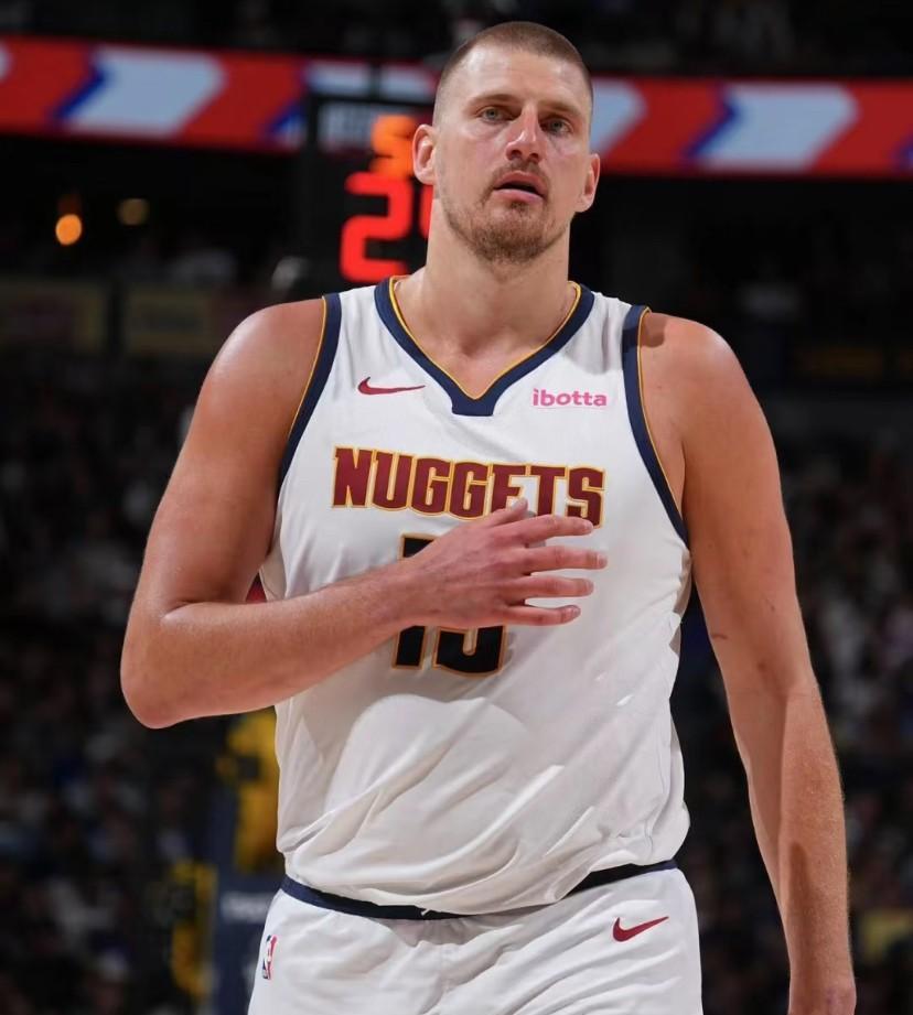 约基奇：4年3MVP，1FMVP，老大冠军，25赛季刚刚拿到29.6分12.