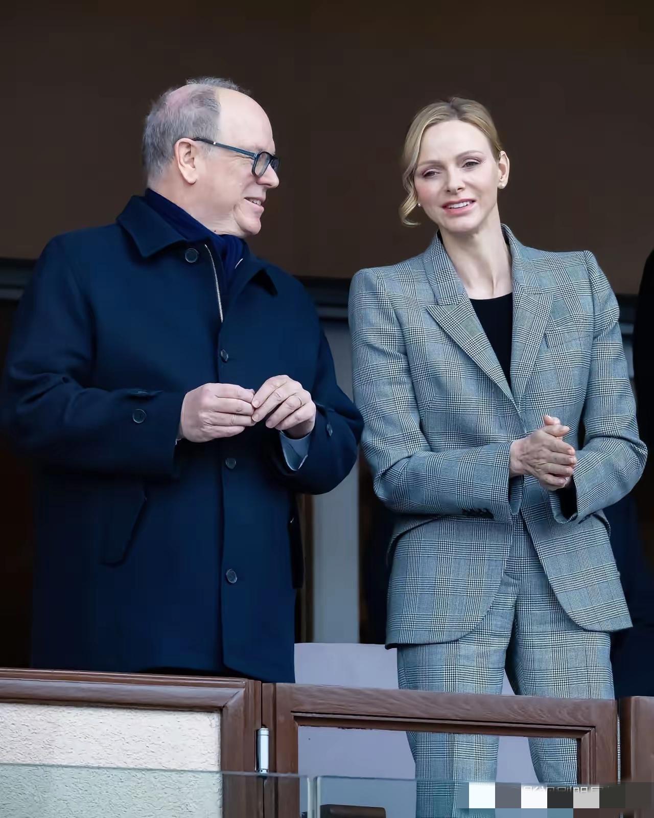 幸福的婚姻果然最养人！摩纳哥阿尔贝亲王夫妇出席第十四届圣德沃特锦标赛时，夏琳王