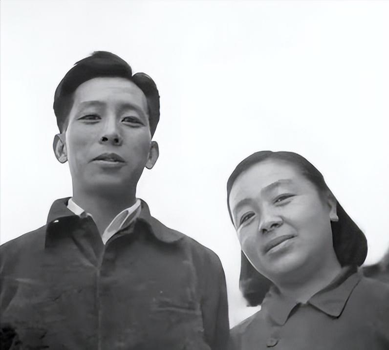 1937年，33岁女作家丁玲爱上20岁的下属陈明。陈明嫌她太老，情急之下娶了一个