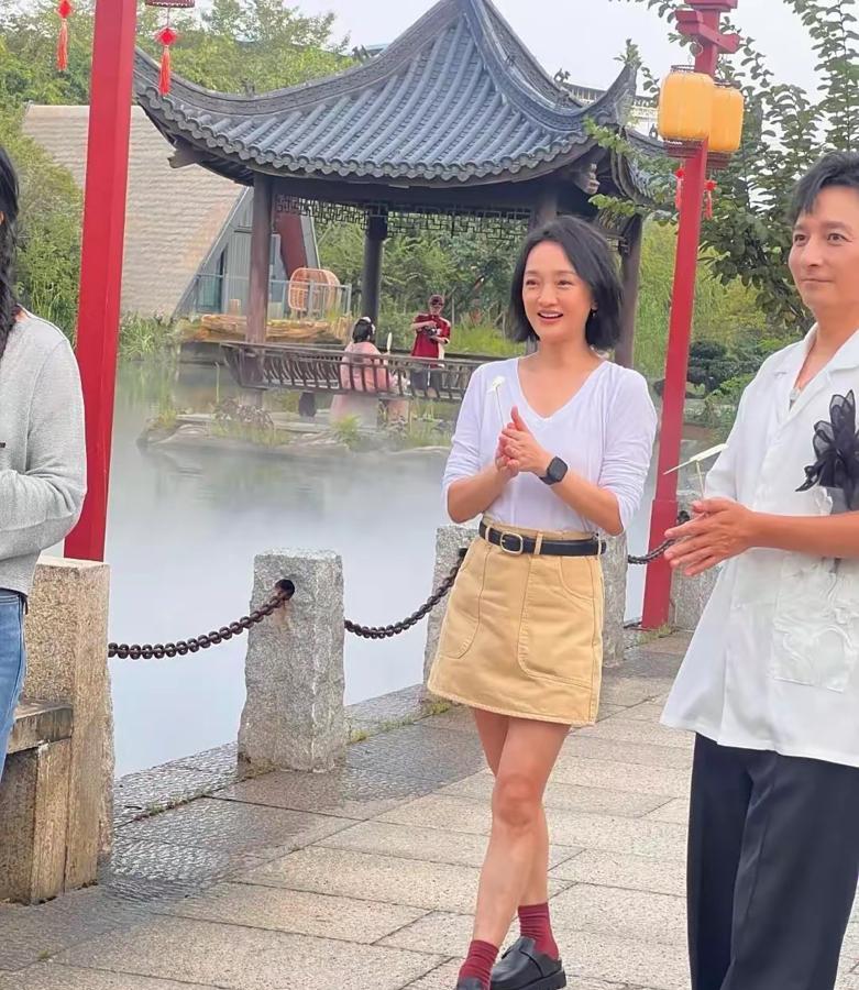 51岁的周迅，穿小短裙还像小姑娘，她真是太有灵气了……很少见到这样的女子，满眼