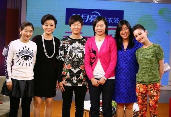 这张6人合照，我一眼就认出了短发无瑕、清姿雅质的杨澜，秀发覆额、凤眉樱唇的丁宁，