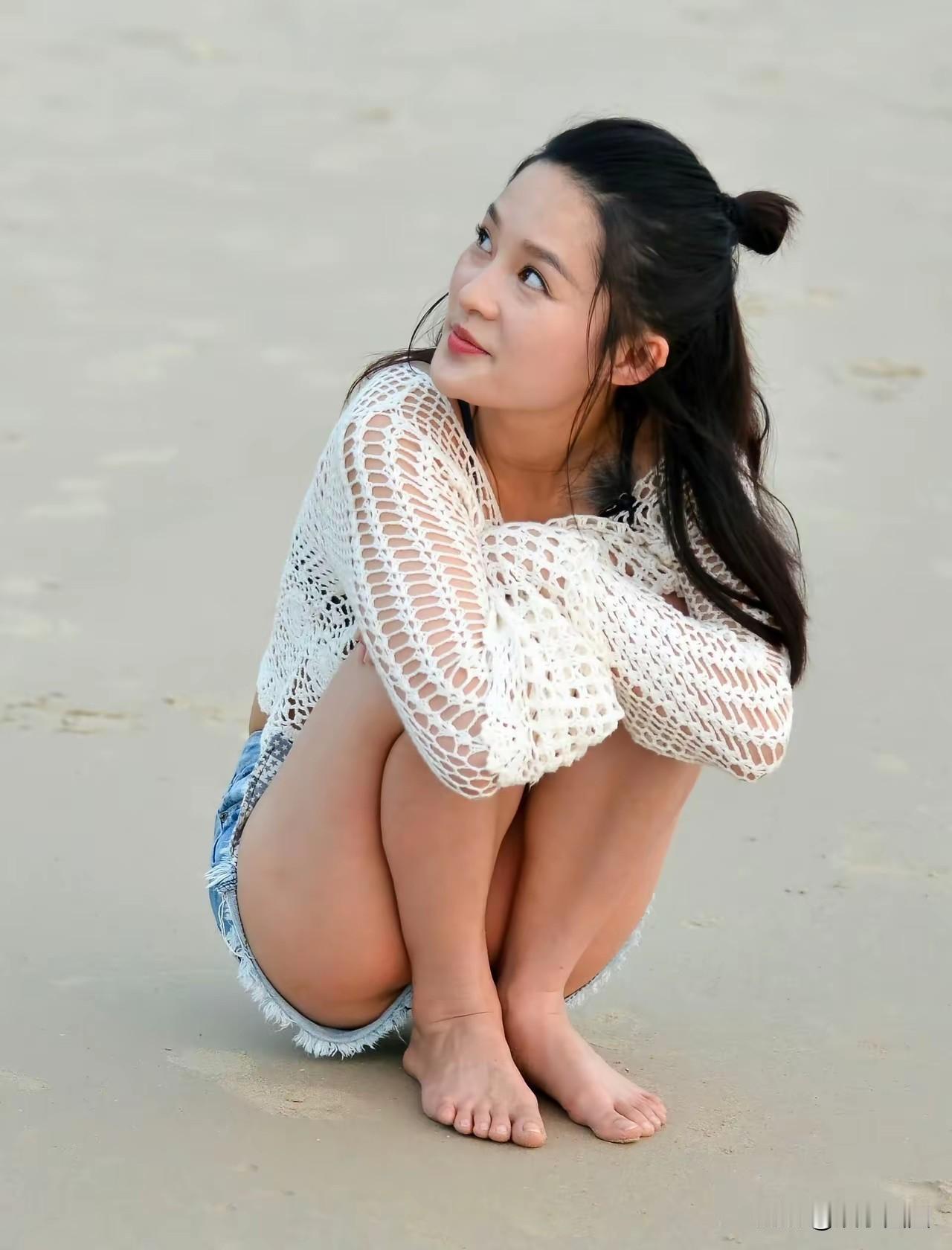 李沁参加《花儿与少年7》着实败了不少好感。就拿李沁穿的裤子来说，站着看倒还凑合
