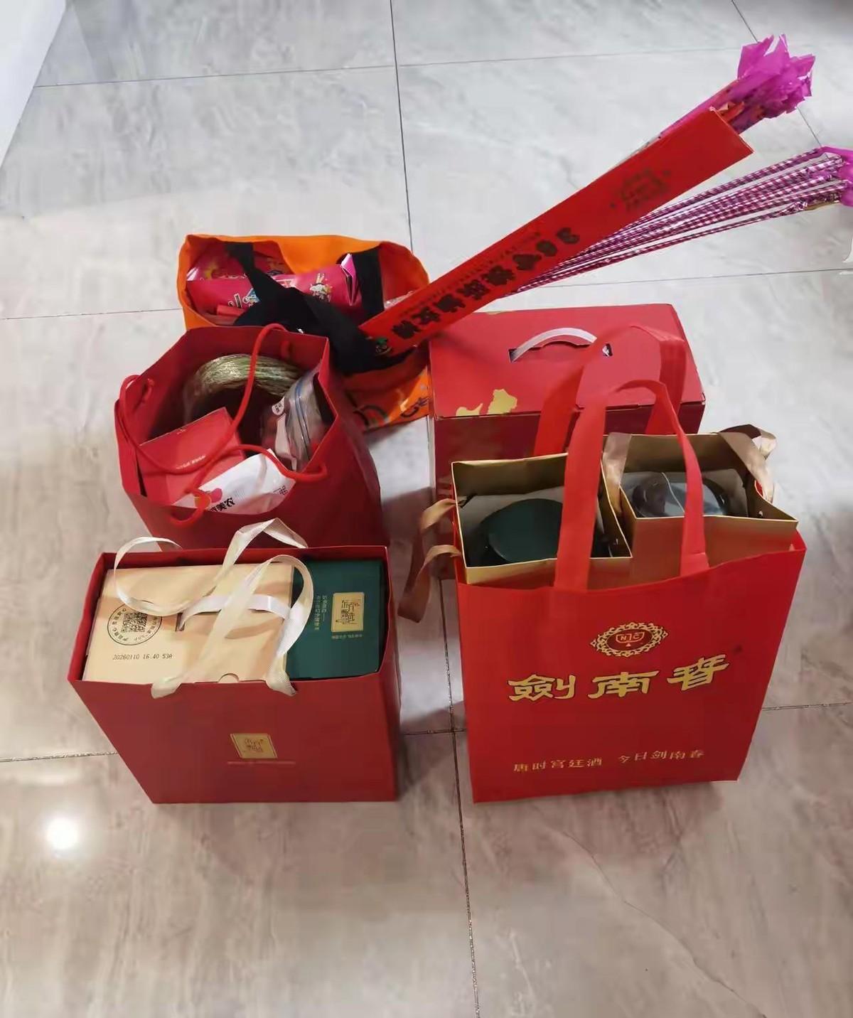 中秋节去丈母娘家，我买了剑南春、月饼礼盒、牛奶水果，满满四大袋。到了一看，连襟也