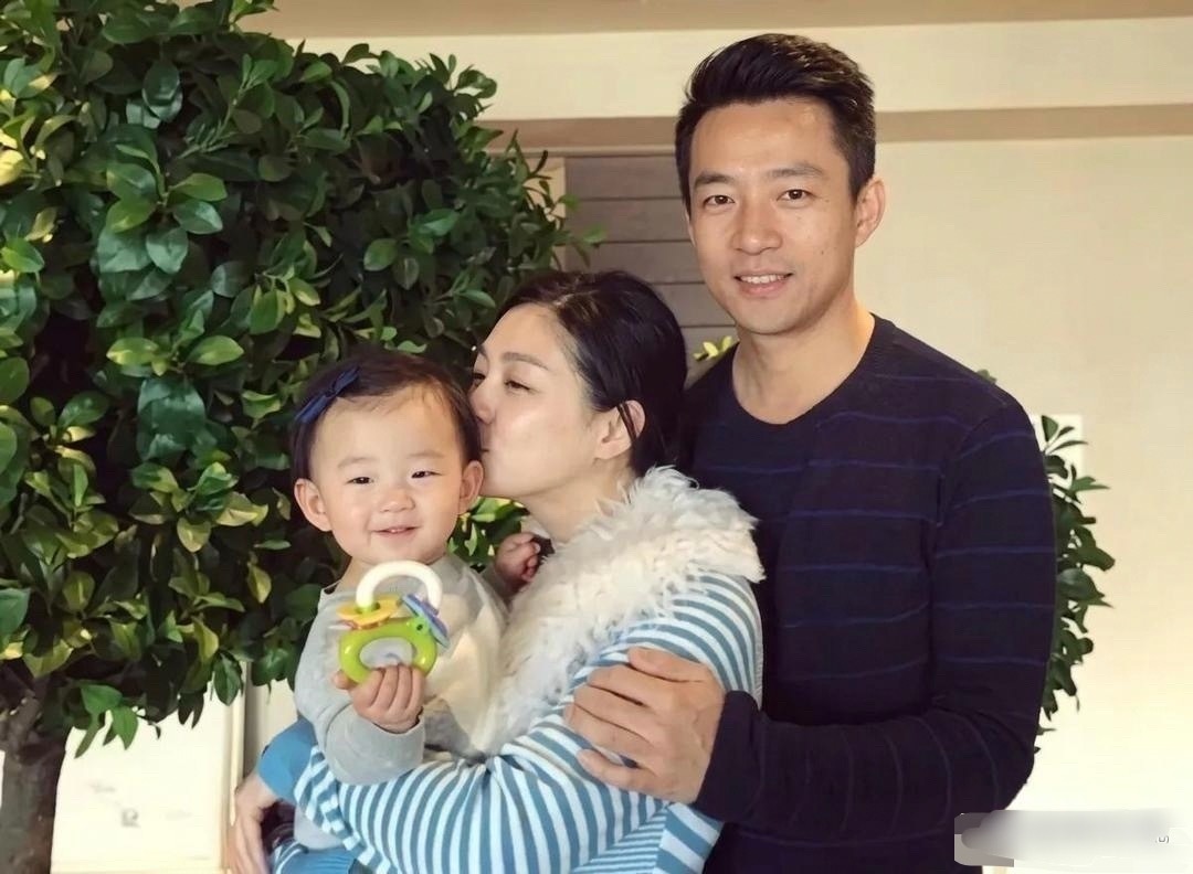 同样是一个人，两张全家福照片，愣是拍出了两种人生​​​