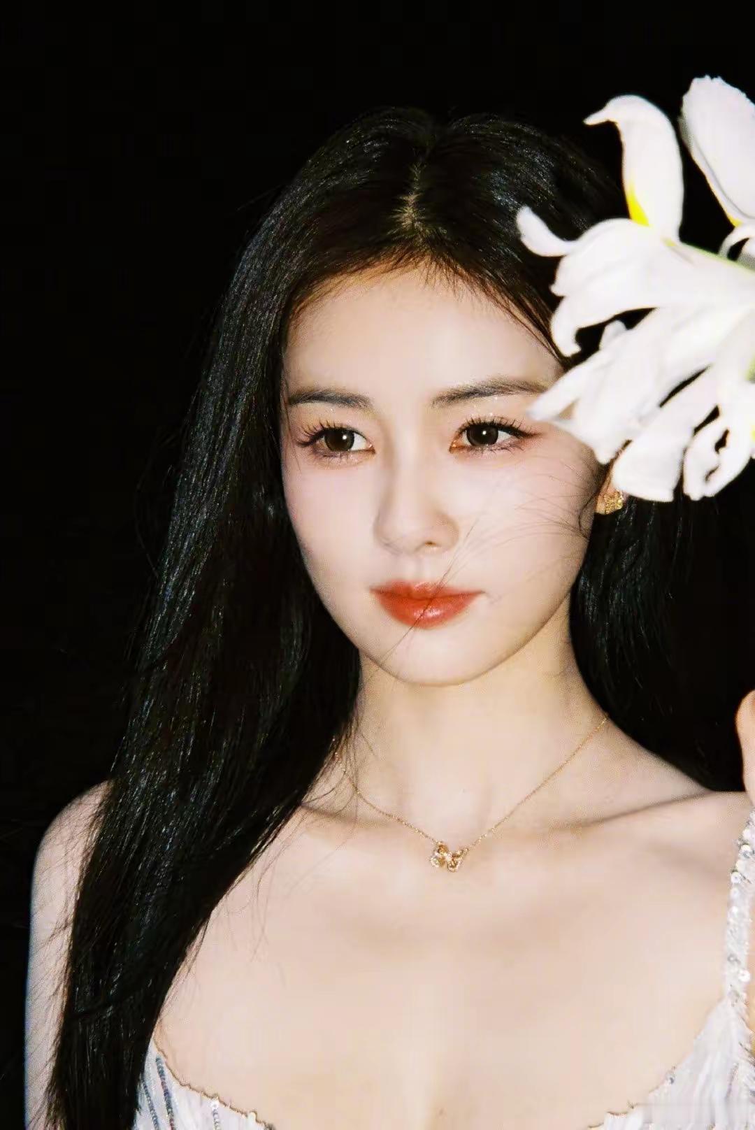 白鹿和代露娃两人在白月梵星中饰演女一女二，正常来说，一起录制综艺节目的话两个人应