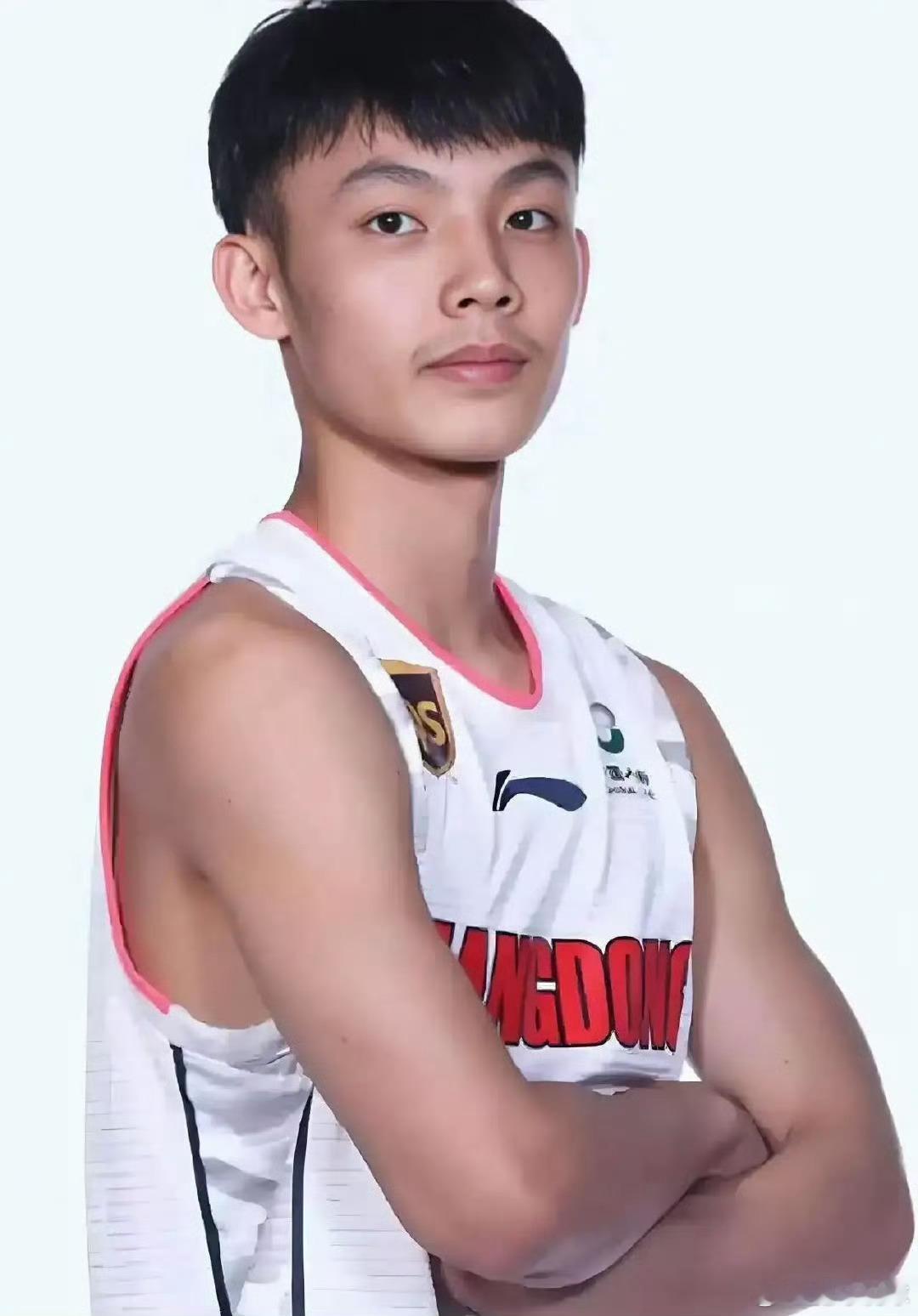 CBA五大高薪低能球员胡明轩—年薪600万，场均9分（广东）高诗岩—年薪600万