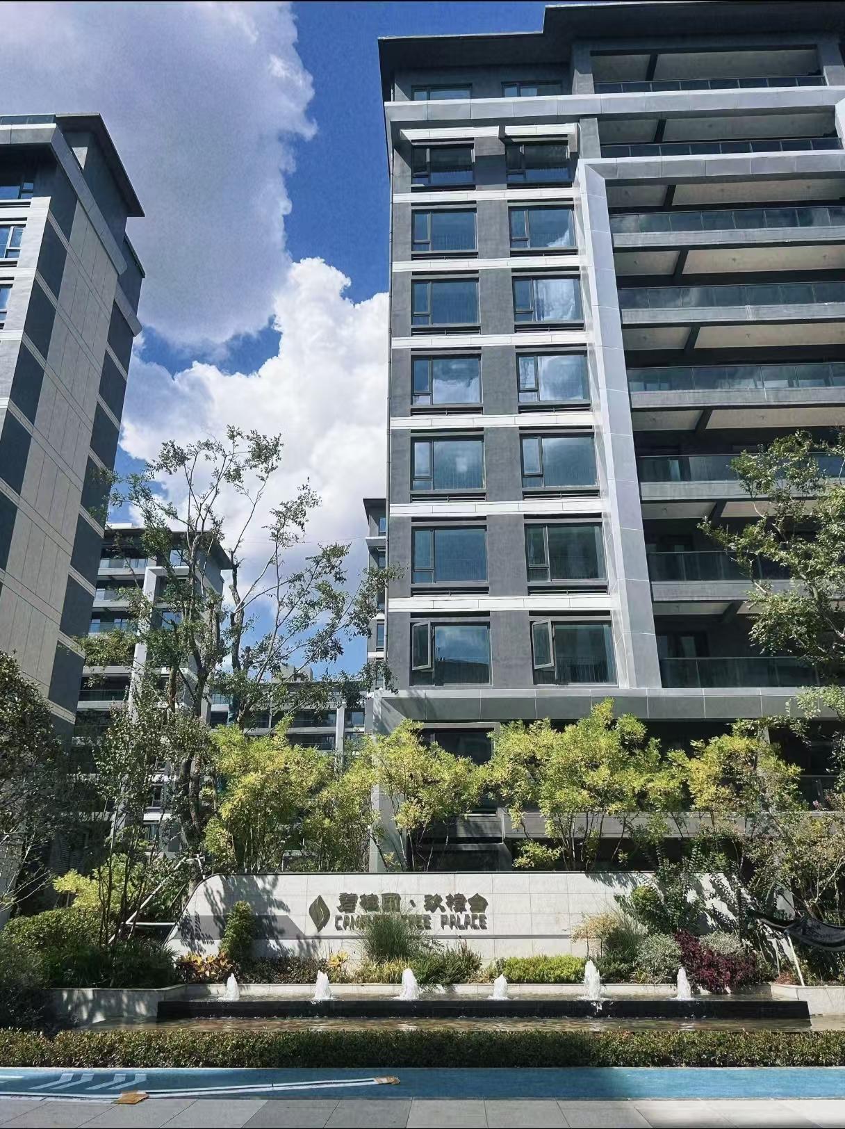 虽然碧桂目前的总负债是7679亿元，但老板杨国强现在是一点都不慌。 截至20