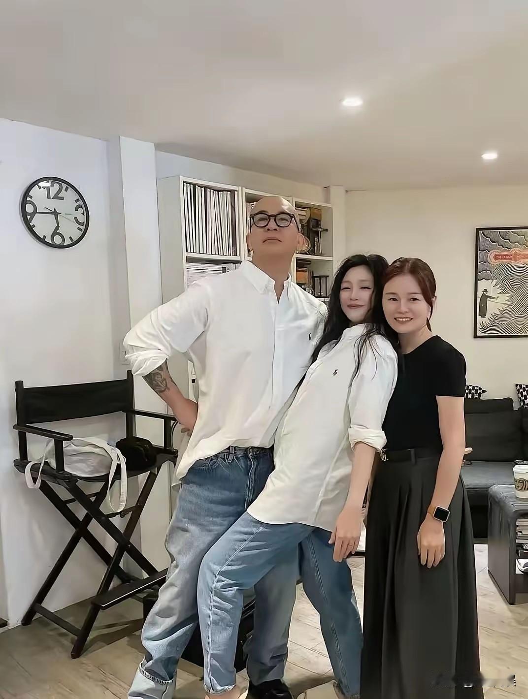 这相片摄于三年前，大S再婚不久，那时的她刚与汪小菲结束长达十一年的婚姻不久，很快