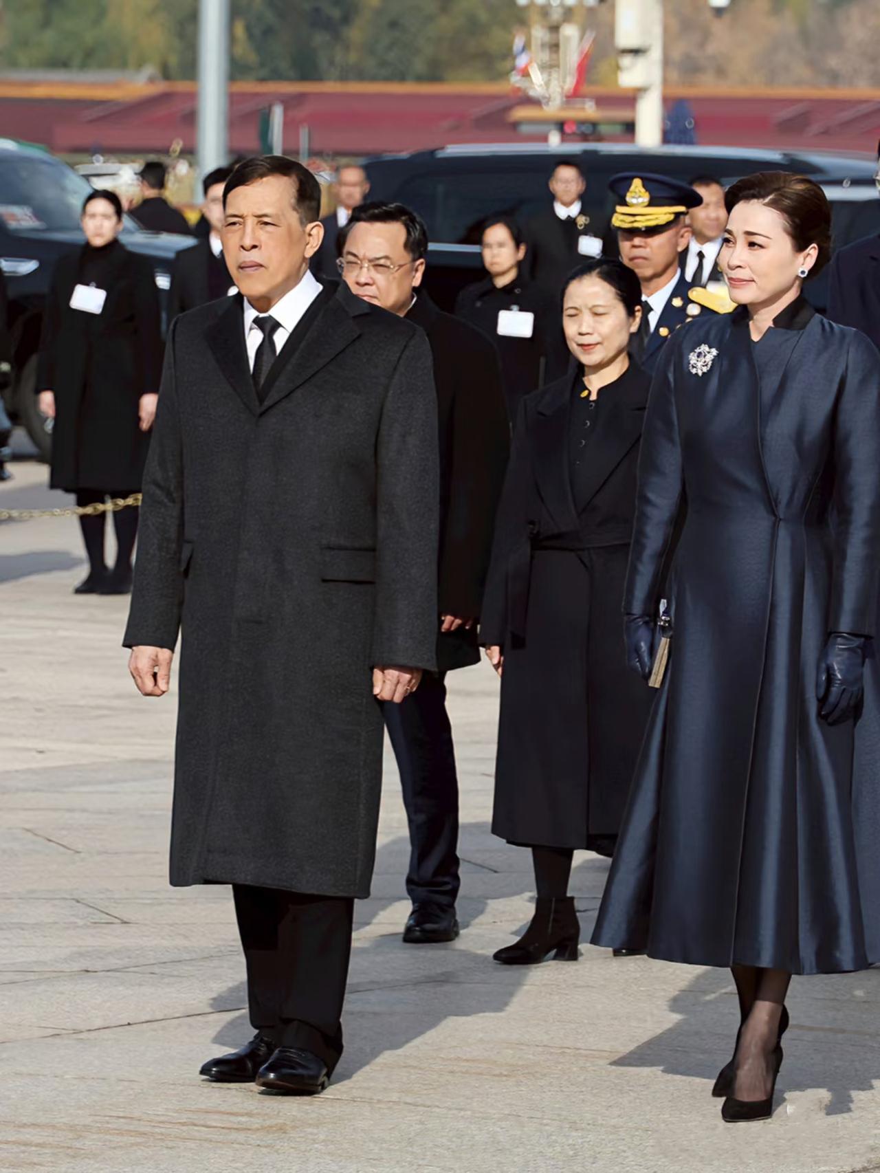 11月15日，苏提达王后向人民英雄纪念碑敬献花圈！值得一提的是，这次苏提达王后