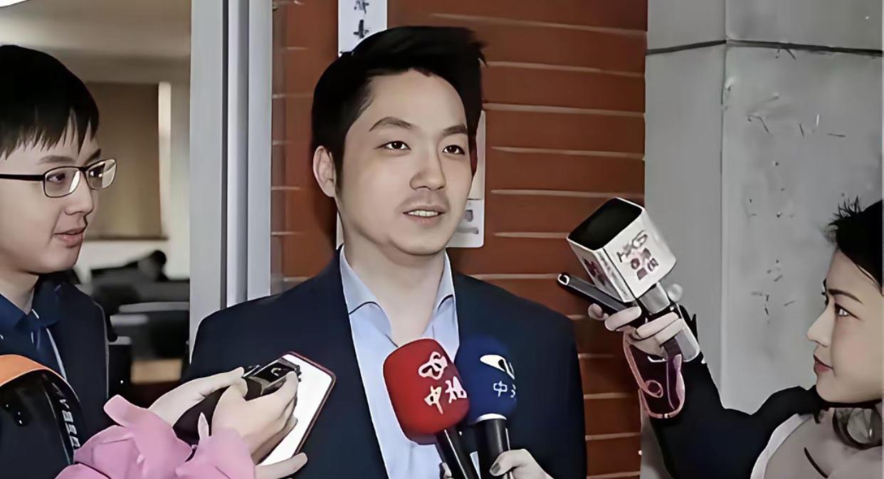 “你连中国人都不认，凭啥张罗把两蒋灵柩迁回大陆？”记者一句话，蒋万安当场愣住。