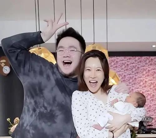 宋丹丹住在钓鱼台7号的600平豪宅里，巴图一家四口挤在附近的居民楼，宋丹丹每每想