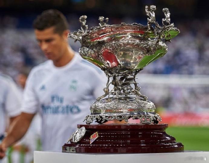 国际足联正考虑将圣地亚哥伯纳乌杯纳入其官方记录。目前，克里斯蒂亚诺·罗纳尔多职业