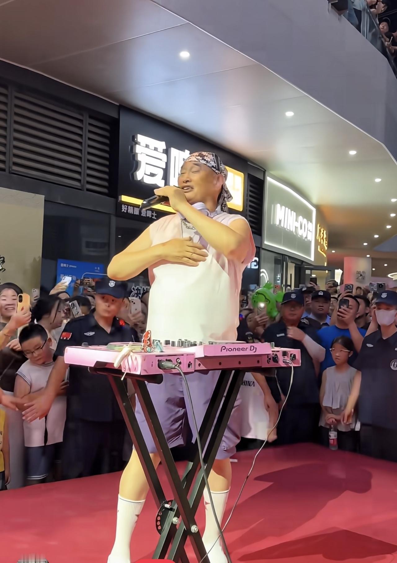 朱之文大衣哥真的玩嗨了。7月11日，朱之文现身参加商演，从来没有见过他如此时