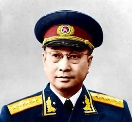 1952年，陈赓找周总理汇报工作，刚好周总理外出，陈赓等的肚子“咕咕叫”，就自己