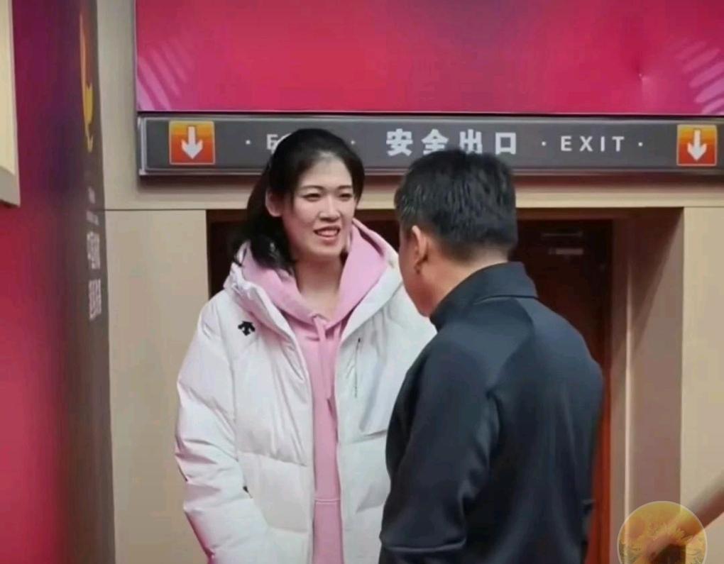 蔡斌这一幕太暖心了！上海女排再次做客天津主场，蔡斌面对李盈莹，也是曾经国家队的弟